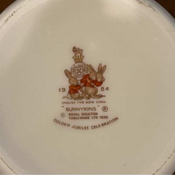 Vintage 1984 Bunnykins Royal Doulton toddler’s bowl and two handle mug set - Picture 8 of 12